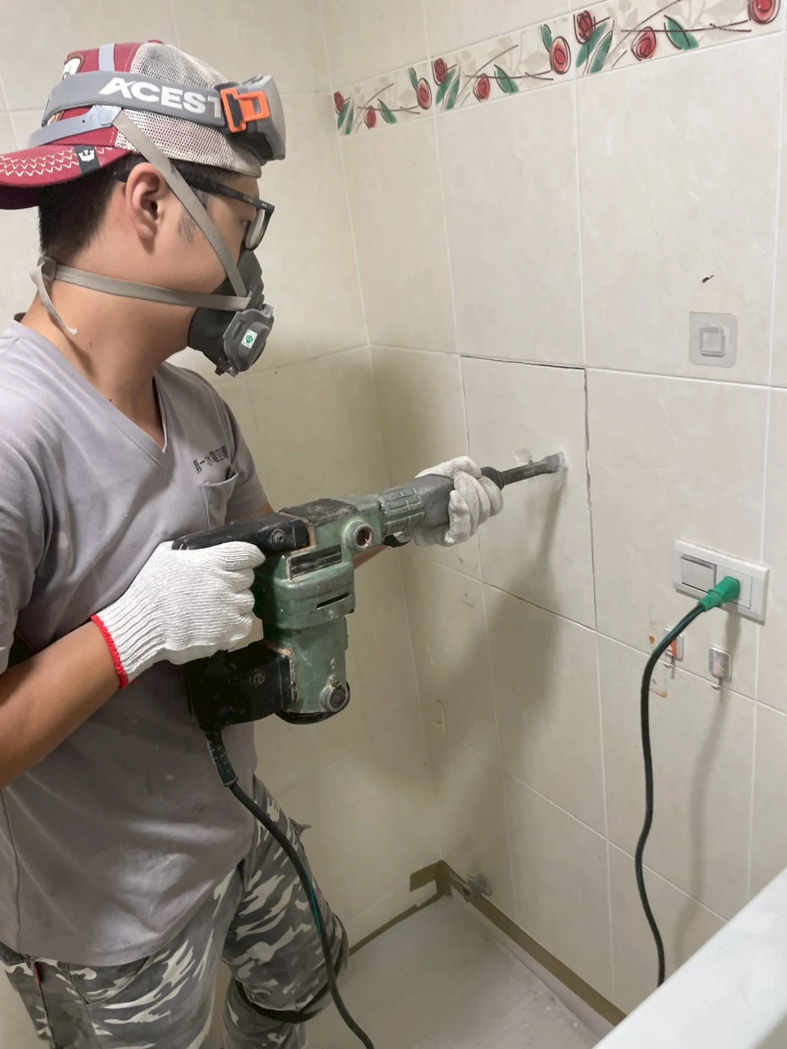 Line Album 1141121黃麗凝管道間鑄鐵管漏水修繕工程 251127 1